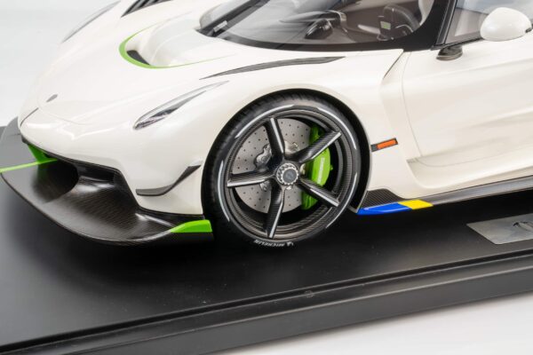 GT Spirit - 1:8 Koenigsegg Jesko White 2019 - Limited Edition Resin Model 14 GT Spirit - 1:8 Koenigsegg Jesko White 2019 - Limited Edition Resin Model