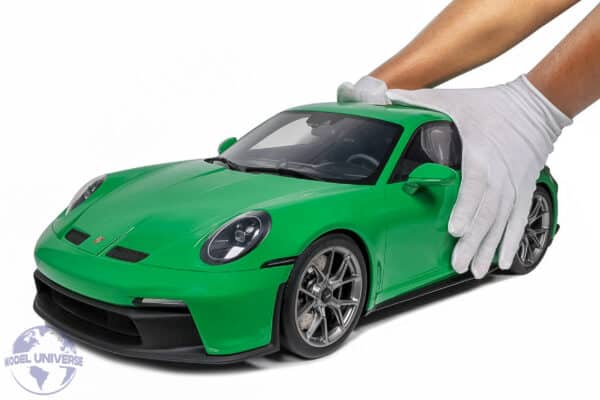 GT Spirit - 1:8 Porsche 911 (992) GT3 Green 2022 - Limited Edition Resin Model