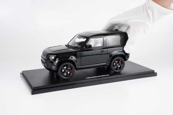 GT Spirit 1:18 Land Rover Defender 90 P400 X-Dynamic HSE Black 2021 (GT992) Limited Edition Resin Model 11 GT Spirit 1:18 Land Rover Defender 90 P400 X-Dynamic HSE Black 2021 (GT992) Limited Edition Resin Model