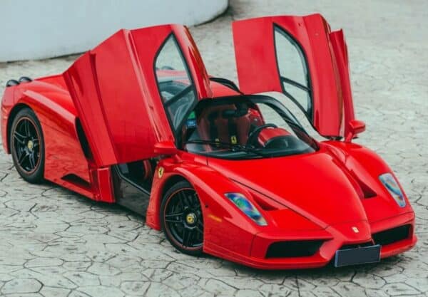 BBR 1:18 Ferrari Enzo Rosso Corsa - Red & Black Wheels (HE182501BDIE) Limited Edition Diecast Model (Luxury Pack)