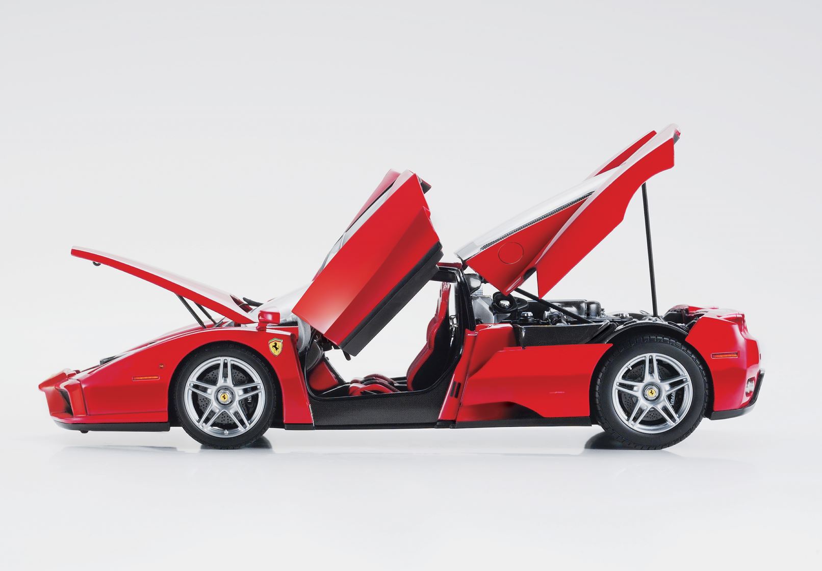 BBR 1:18 Ferrari Enzo Rosso Corsa - Silver Wheels (HE182501DIE) Limited Edition Diecast Model (Luxury Pack) 5 BBR 1:18 Ferrari Enzo Rosso Corsa - Silver Wheels (HE182501DIE) Limited Edition Diecast Model (Luxury Pack) - Image 5