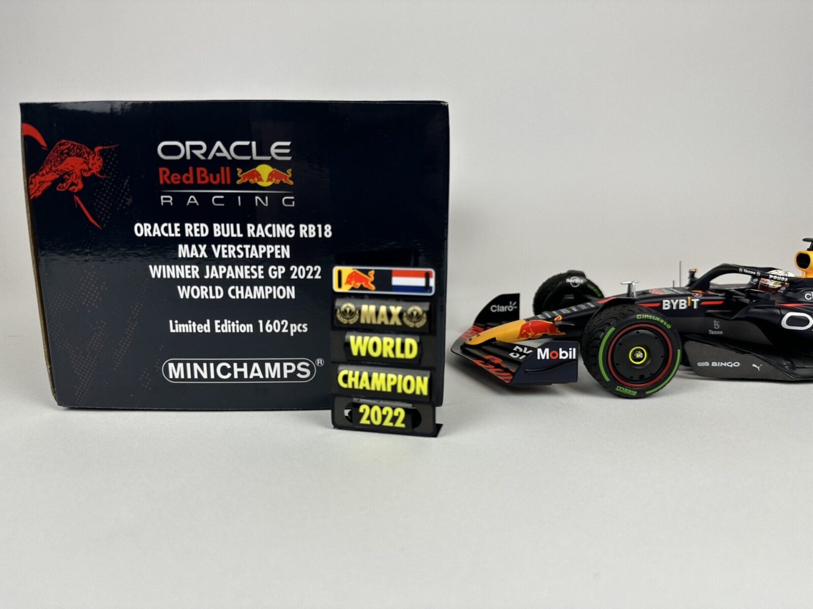 Minichamps - 1:18 Red Bull RB18 Max Verstappen Japan 2022 World