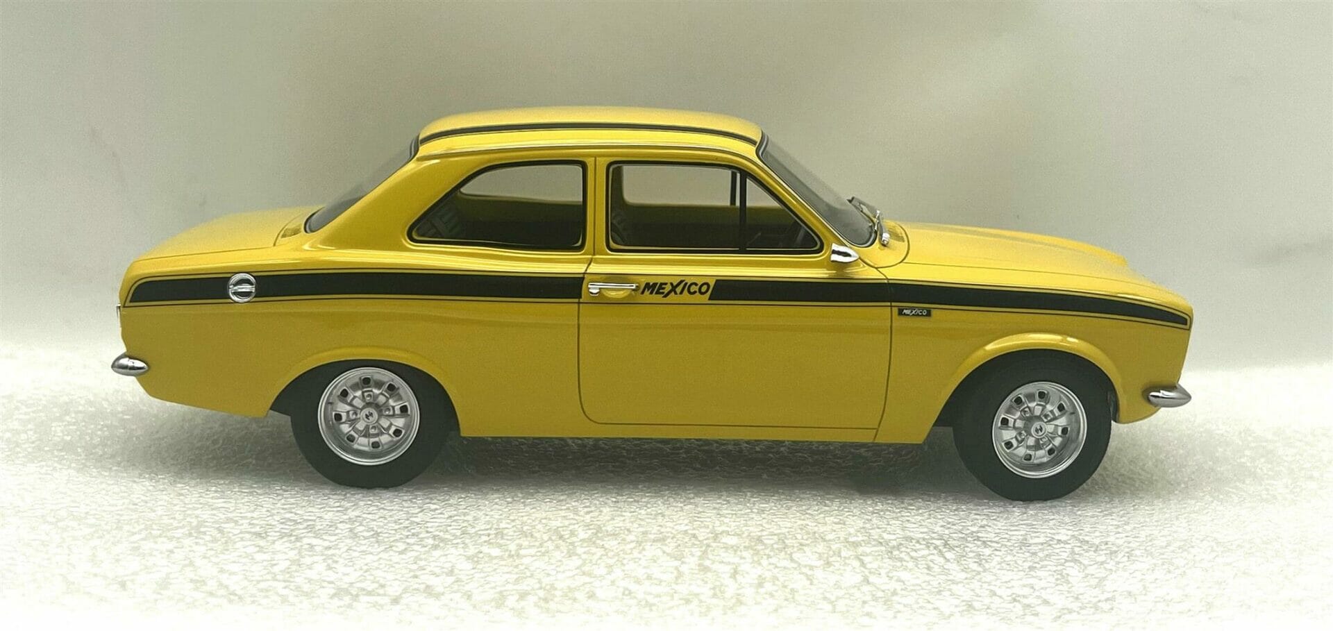 cult scale - 1:18 ford escort mexico yellow 1973