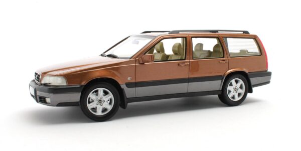 Cult Scale 1:18 Volvo V70 XC Cross Country Sandstone Pearl 1996-1999