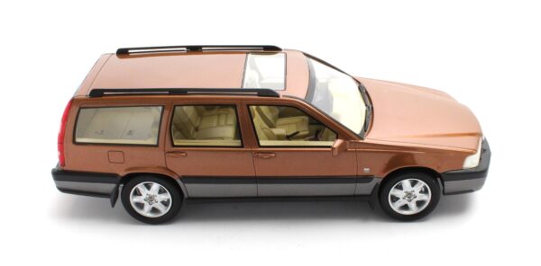 Cult Scale 1:18 Volvo V70 XC Cross Country Sandstone Pearl 1996-1999