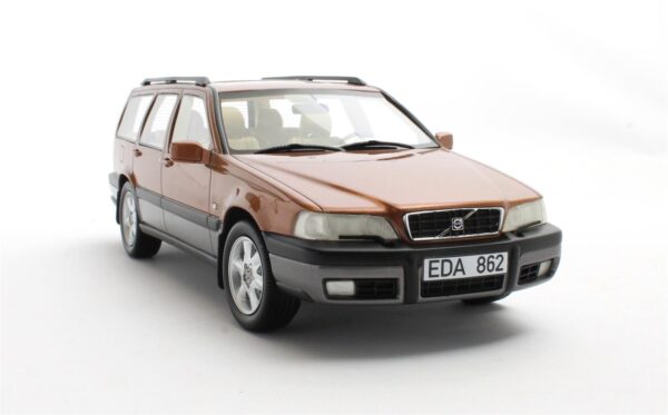 Cult Scale 1:18 Volvo V70 XC Cross Country Sandstone Pearl 1996-1999