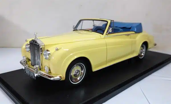 Cult Scale - 1:18 Rolls-Royce Silver Cloud DHC Ivory Yellow 1960-1962 - Limited Edition Resin Model