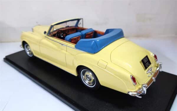 Cult Scale - 1:18 Rolls-Royce Silver Cloud DHC Ivory Yellow 1960-1962 - Limited Edition Resin Model