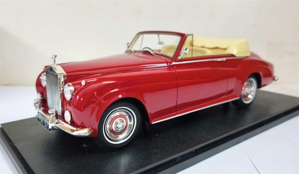 Cult Scale - 1:18 Rolls-Royce Silver Cloud DHC Red 1960-1962 - Limited Edition Resin Model
