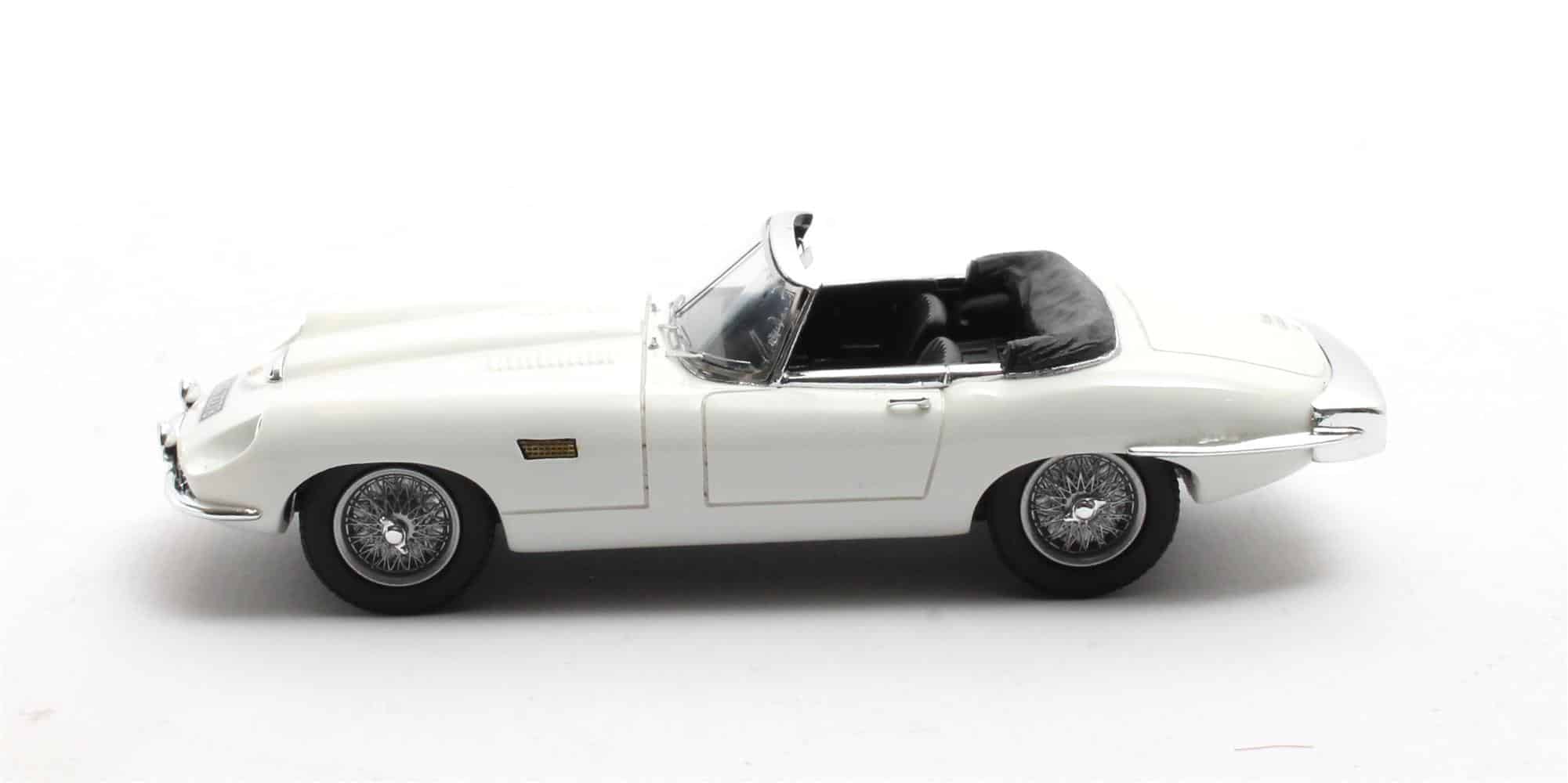 Matrix - 1:43 Jaguar E-Type Roadster Frua White Open-Top - Limited Edition Resin Model