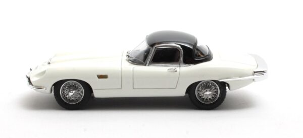 Matrix - 1:43 Jaguar E-Type Roadster Frua Red Closed-Top - Limited Edition Resin Model