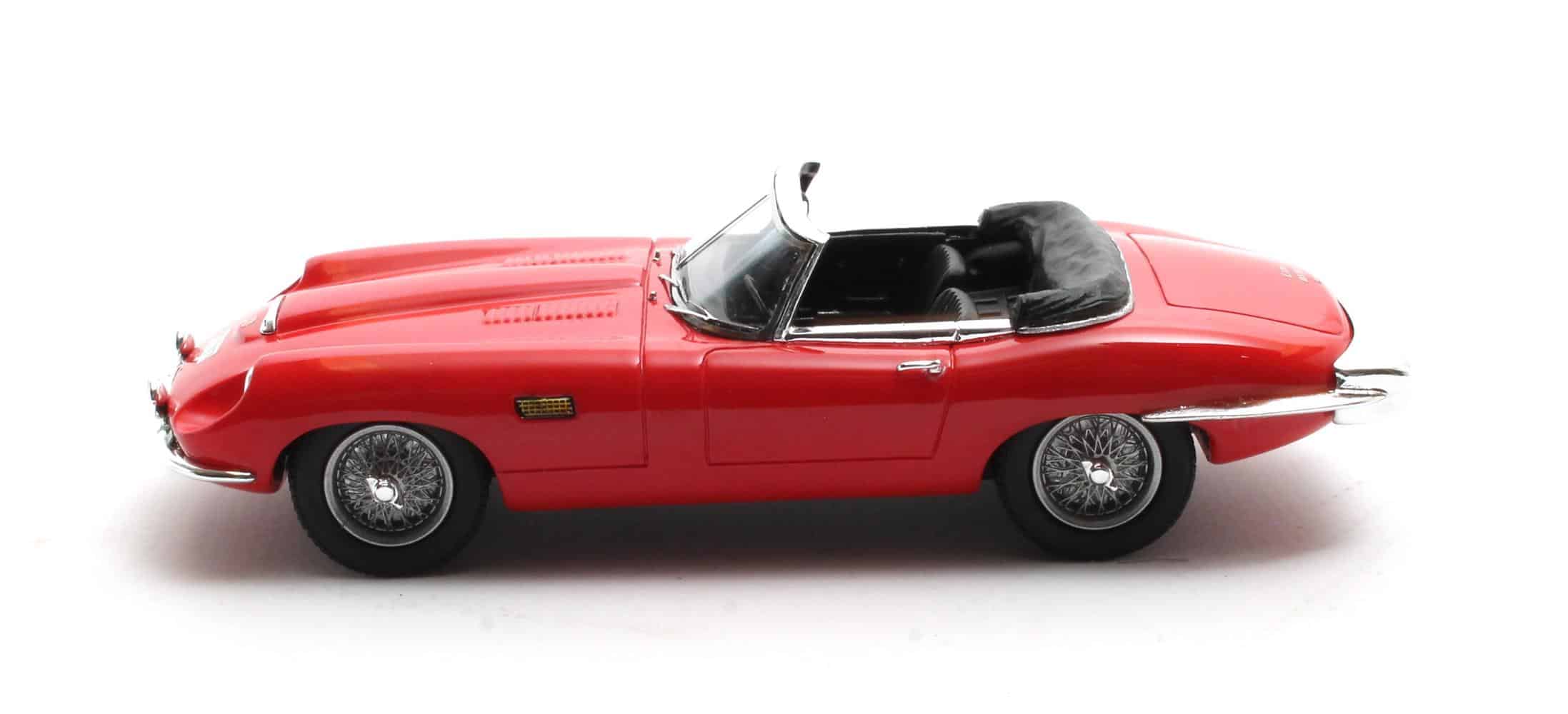Matrix - 1:43 Jaguar E-Type Roadster Frua Red Open-Top - Limited Edition Resin Model