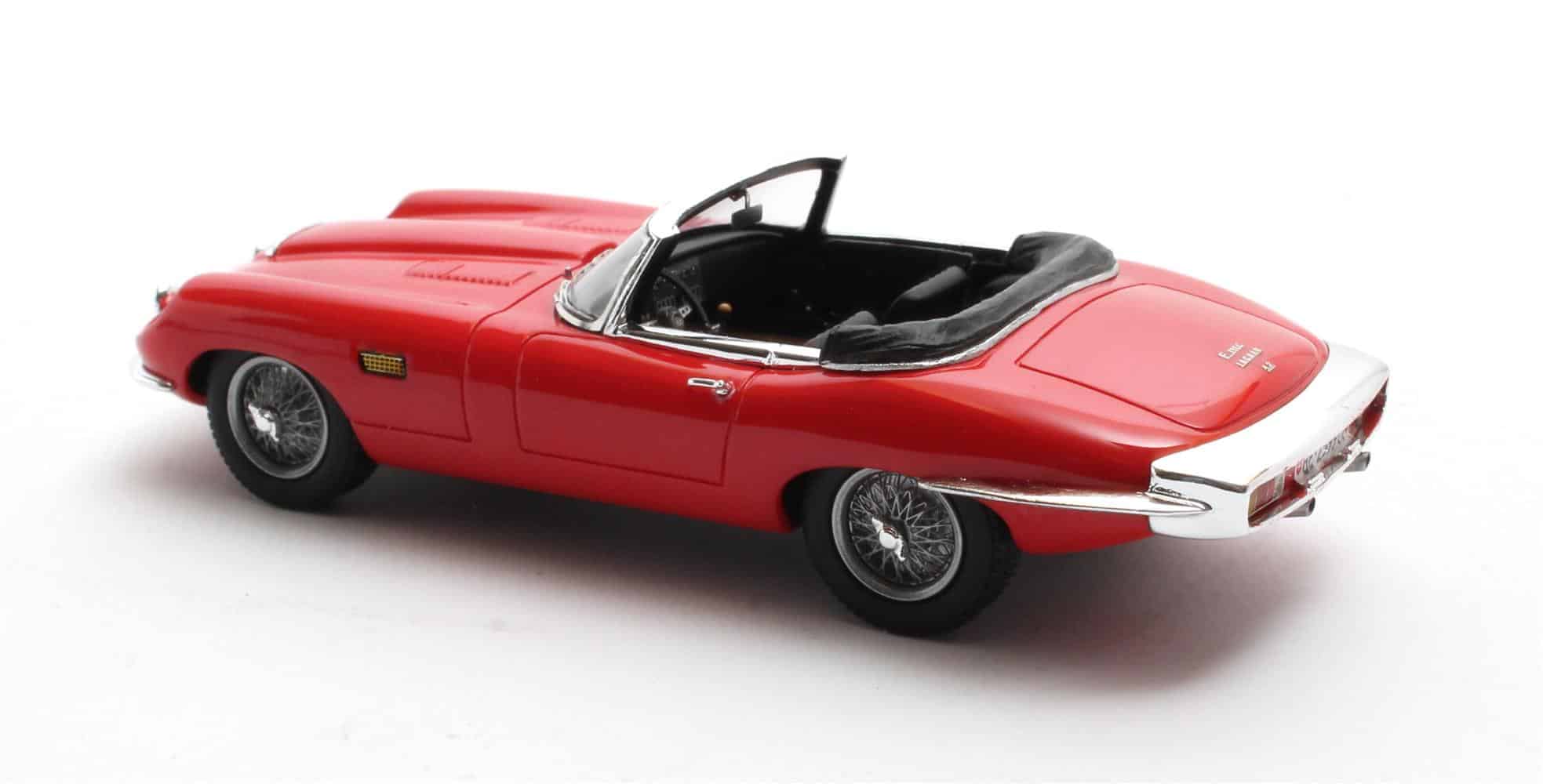 Matrix - 1:43 Jaguar E-Type Roadster Frua Red Open-Top - Limited Edition Resin Model