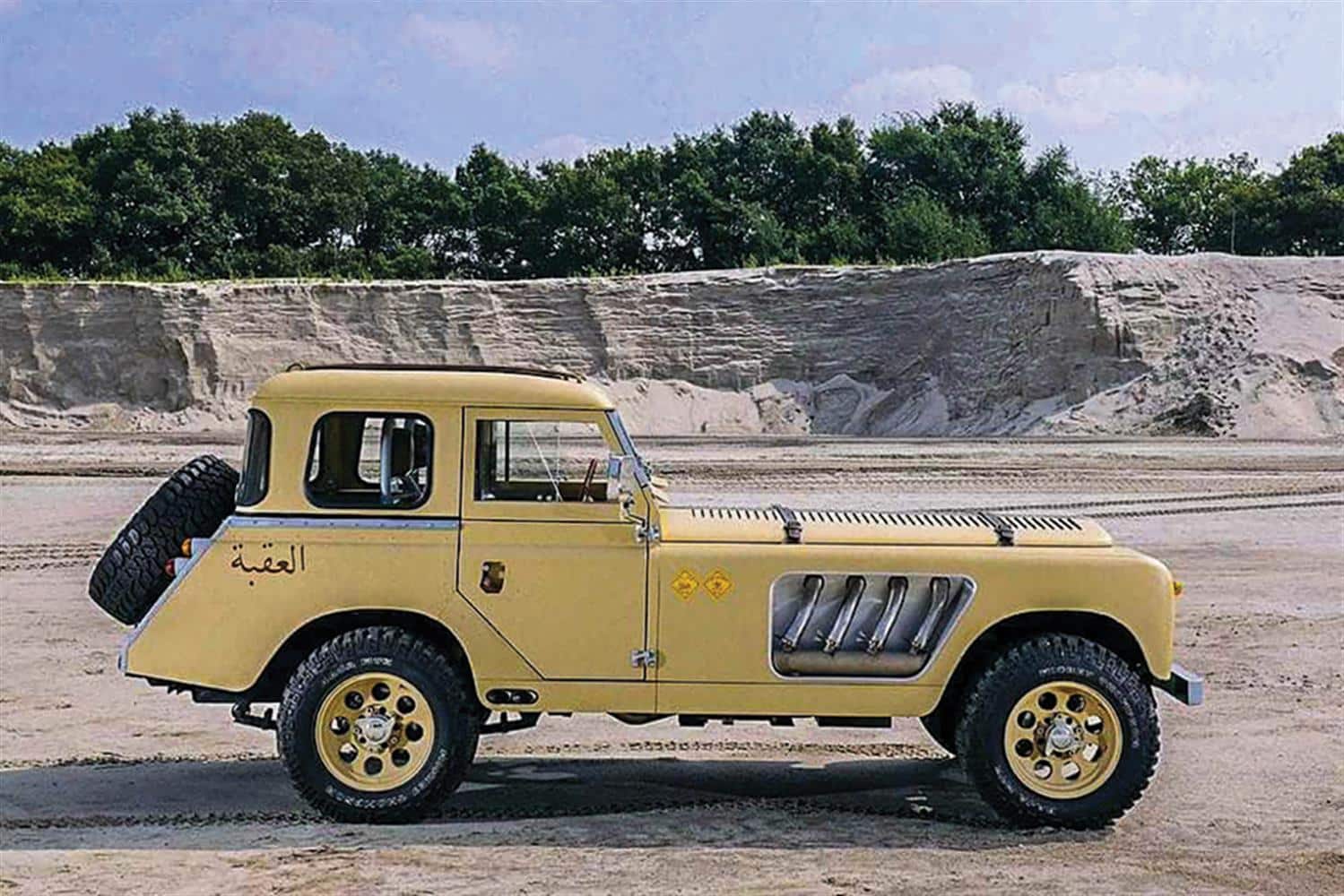 Matrix - 1:43 Land Rover 109 Bell Aurens Longnose Yellow - Limited Edition Resin Model