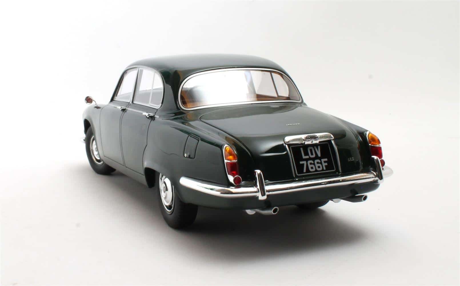 Cult Scale 1:18 Jaguar 420 1966-69 British Racing Green (CML289-2) Limited Edition Resin Model 2 Cult Scale 1:18 Jaguar 420 1966-69 British Racing Green (CML289-2) Limited Edition Resin Model - Image 2