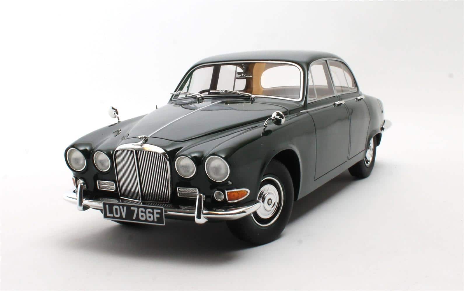 Cult Scale 1:18 Jaguar 420 1966-69 British Racing Green (CML289-2) Limited Edition Resin Model 4 Cult Scale 1:18 Jaguar 420 1966-69 British Racing Green (CML289-2) Limited Edition Resin Model - Image 4