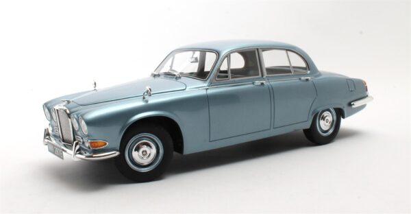 Cult Scale 1:18 Jaguar 420 1966-69 Opalescent Silver Blue Metallic (CML289-3) Limited Edition Resin Model
