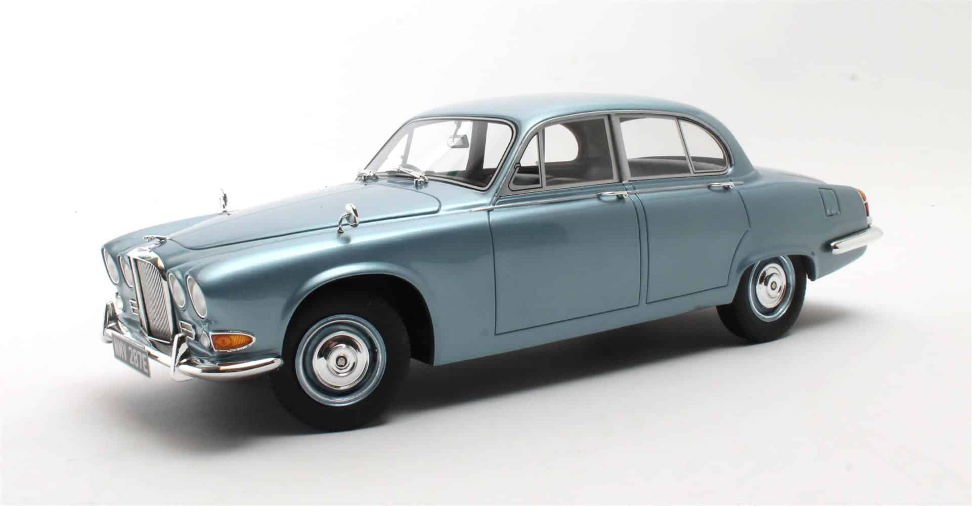 Cult Scale 1:18 Jaguar 420 1966-69 Opalescent Silver Blue Metallic (CML289-3) Limited Edition Resin Model