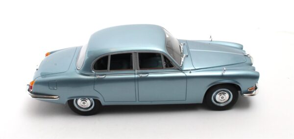 Cult Scale 1:18 Jaguar 420 1966-69 Opalescent Silver Blue Metallic (CML289-3) Limited Edition Resin Model 8 Cult Scale 1:18 Jaguar 420 1966-69 Opalescent Silver Blue Metallic (CML289-3) Limited Edition Resin Model