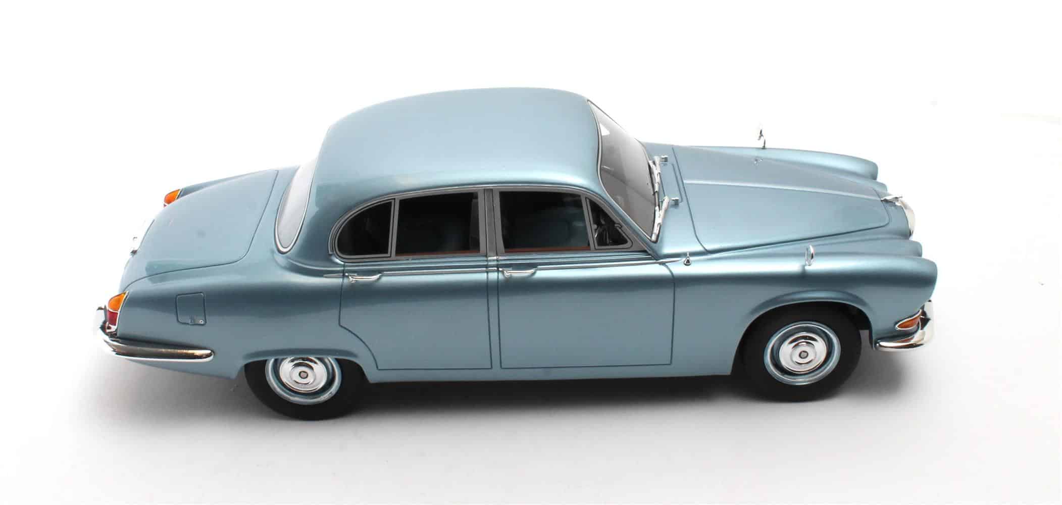 Cult Scale 1:18 Jaguar 420 1966-69 Opalescent Silver Blue Metallic (CML289-3) Limited Edition Resin Model 4 Cult Scale 1:18 Jaguar 420 1966-69 Opalescent Silver Blue Metallic (CML289-3) Limited Edition Resin Model - Image 4