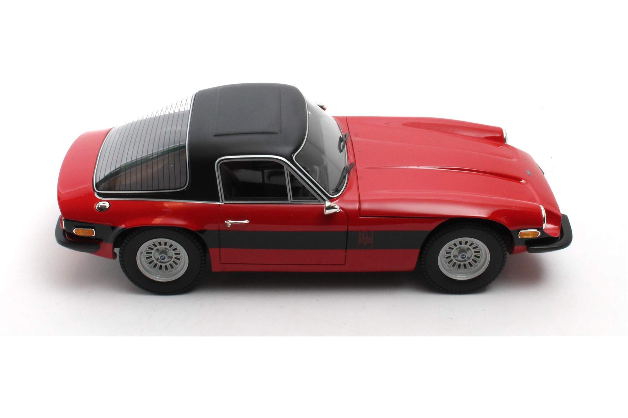 Cult Scale 1:18 TVR 3000M 1972-1976 Red (CML226-2) Limited Edition Resin Model - Image 3