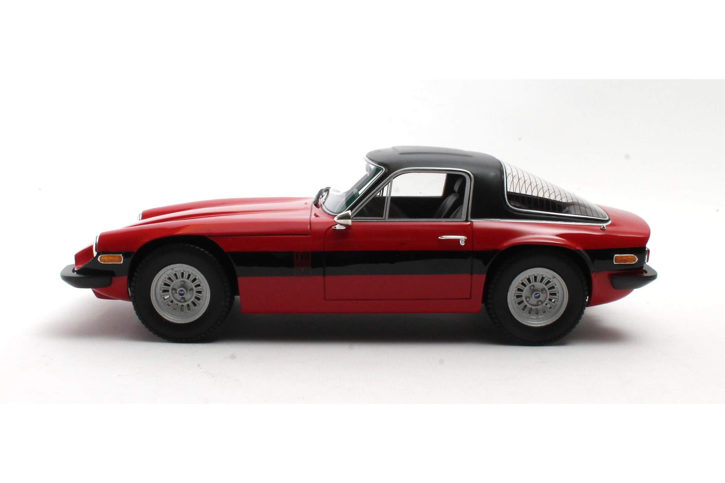 Cult Scale 1:18 TVR 3000M 1972-1976 Red (CML226-2) Limited Edition Resin Model - Image 6