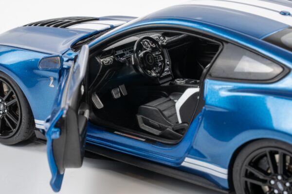 Ixo - 1:18 Ford Mustang Shelby GT500 Atlas Blue Metallic - Diecast Model 18 Ixo - 1:18 Ford Mustang Shelby GT500 Atlas Blue Metallic - Diecast Model