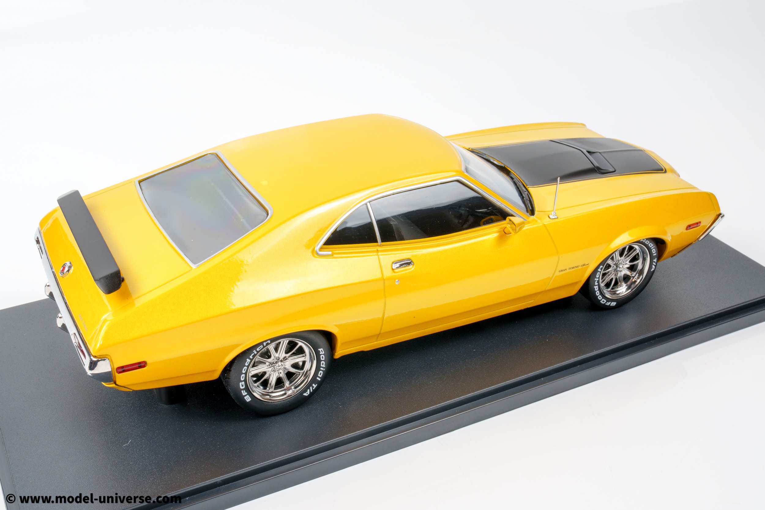Ixo - 1:18 Ford Gran Torino Sport 1972 Yellow Metallic - Diecast