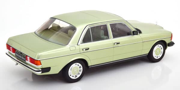 kk scale - 1:18 mercedes 280e w123 1977 light green metallic