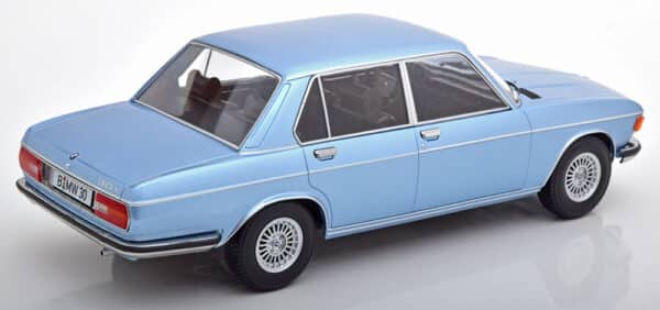 kk scale - 1:18 bmw 3.0s e3 2 series 1971 light blue metallic