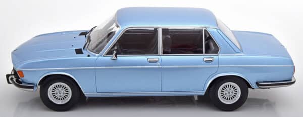 kk scale - 1:18 bmw 3.0s e3 2 series 1971 light blue metallic