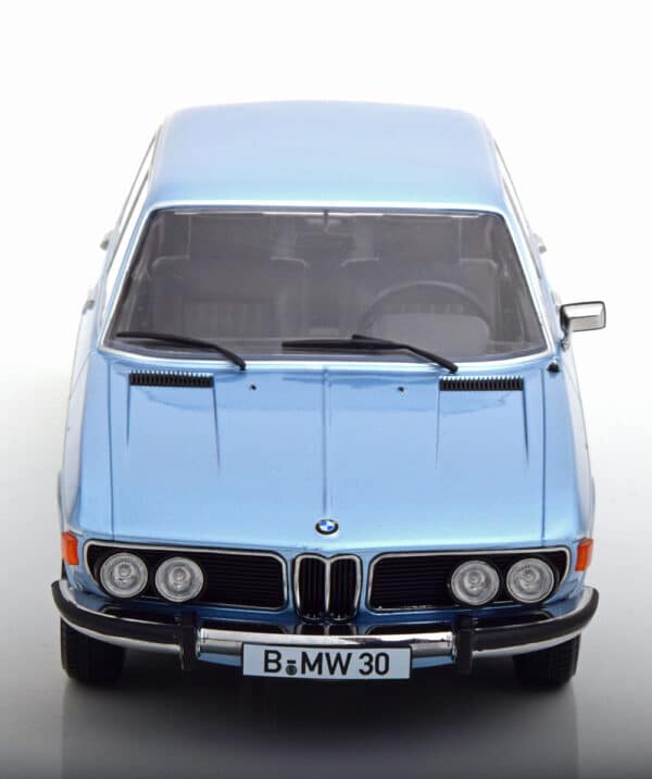 kk scale - 1:18 bmw 3.0s e3 2 series 1971 light blue metallic