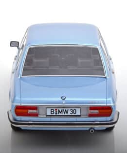 kk scale - 1:18 bmw 3.0s e3 2 series 1971 light blue metallic