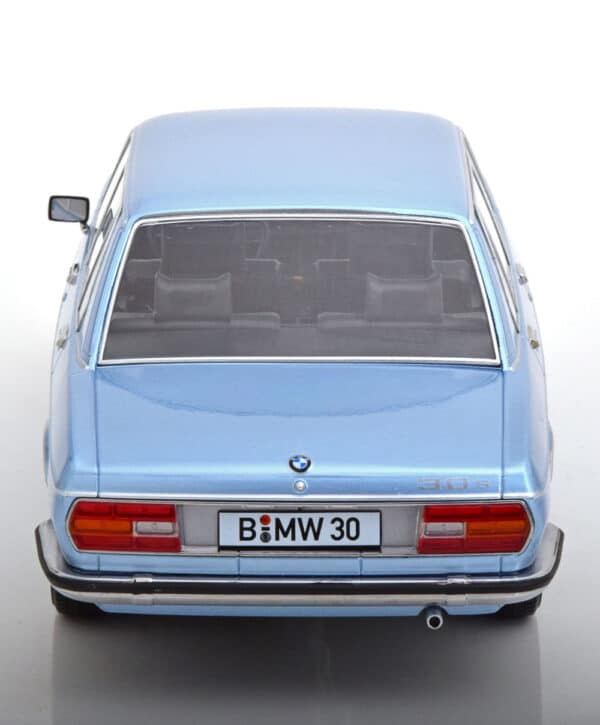 kk scale - 1:18 bmw 3.0s e3 2 series 1971 light blue metallic