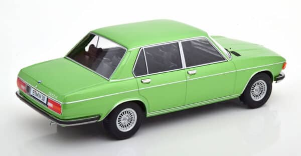 kk scale - 1:18 bmw 3.0s 2.series 1971 light green metallic