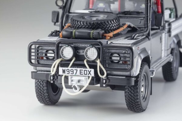 Kyosho - 1:18 Land Rover Defender 2001 Tomb Raider Movie Edition