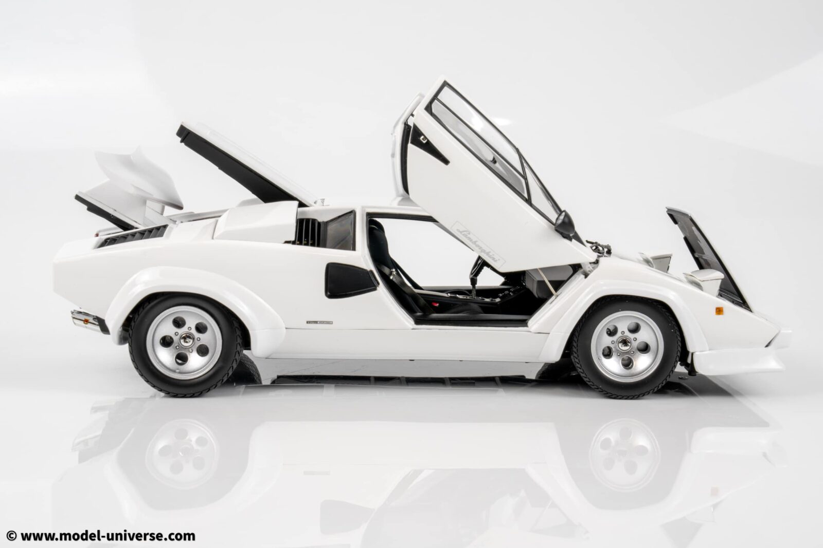 Kyosho - 1:18 Lamborghini Countach LP400 S White 1980 (KS08320WFL