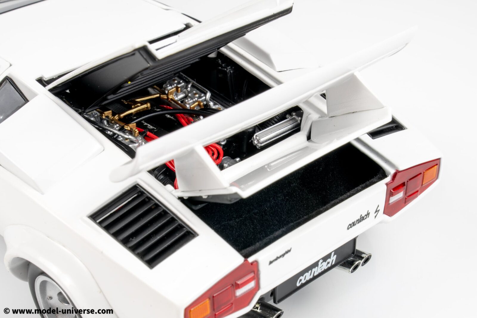 Kyosho - 1:18 Lamborghini Countach LP400 S White 1980 (KS08320WFL