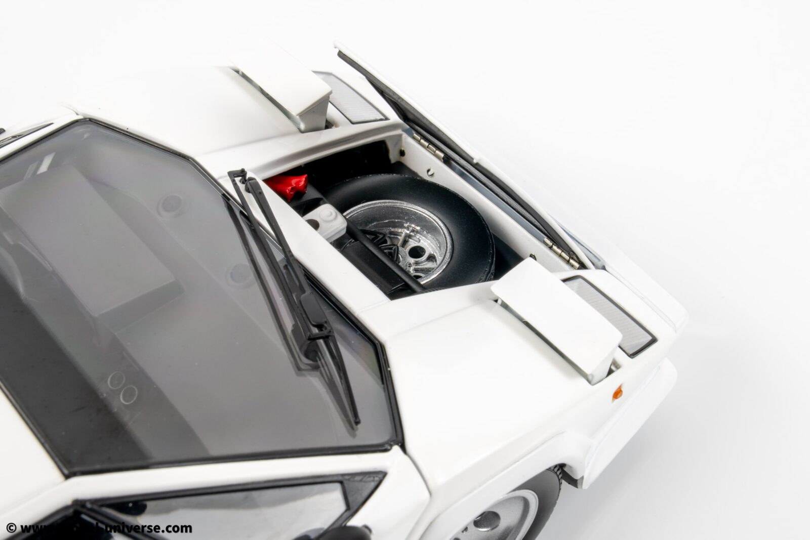 Kyosho - 1:18 Lamborghini Countach LP400 S White 1980 (KS08320WFL