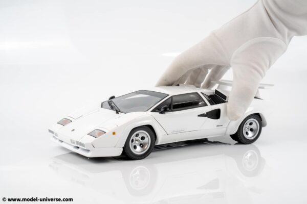 Kyosho - 1:18 Lamborghini Countach LP400 S White 1980 (KS08320WFL) Diecast Model 24 Kyosho - 1:18 Lamborghini Countach LP400 S White 1980 - Diecast Model