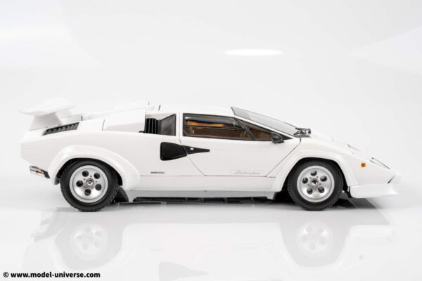 Kyosho - 1:18 Lamborghini Countach LP400 S White 1980 (KS08320WFL) Diecast Model 32 Kyosho - 1:18 Lamborghini Countach LP400 S White 1980 - Diecast Model