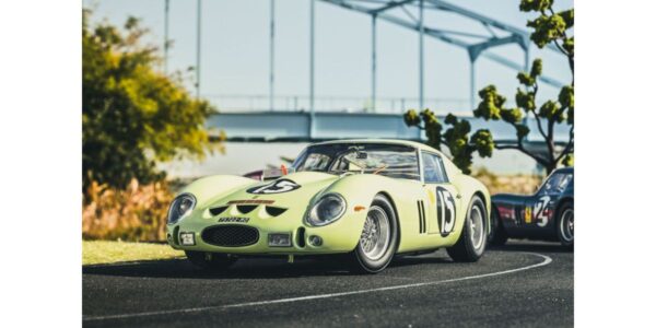 Kyosho 1:18 Ferrari 250 GTO (RHD) #15 Winner 1962 Goodwood Tourist Trophy Light Green (KS08438C) Diecast Model 15 Kyosho 1:18 Ferrari 250 GTO (RHD) #15 Winner 1962 Goodwood Tourist Trophy Light Green (KS08438C) Diecast Model