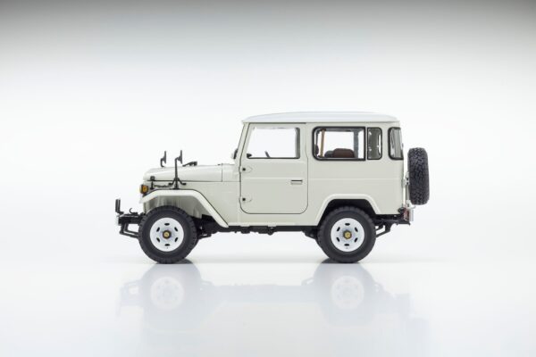 Kysoho 1:18 Toyota Land Cruiser 40 Van White (KS08971Y)