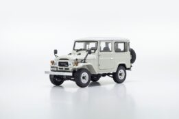 Kysoho 1:18 Toyota Land Cruiser 40 Van Bianco (KS08971Y)