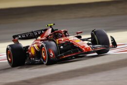 Looksmart - 1:18 Scuderia Ferrari #55 Carlos Sainz 3rd Bahrain GP 2024
