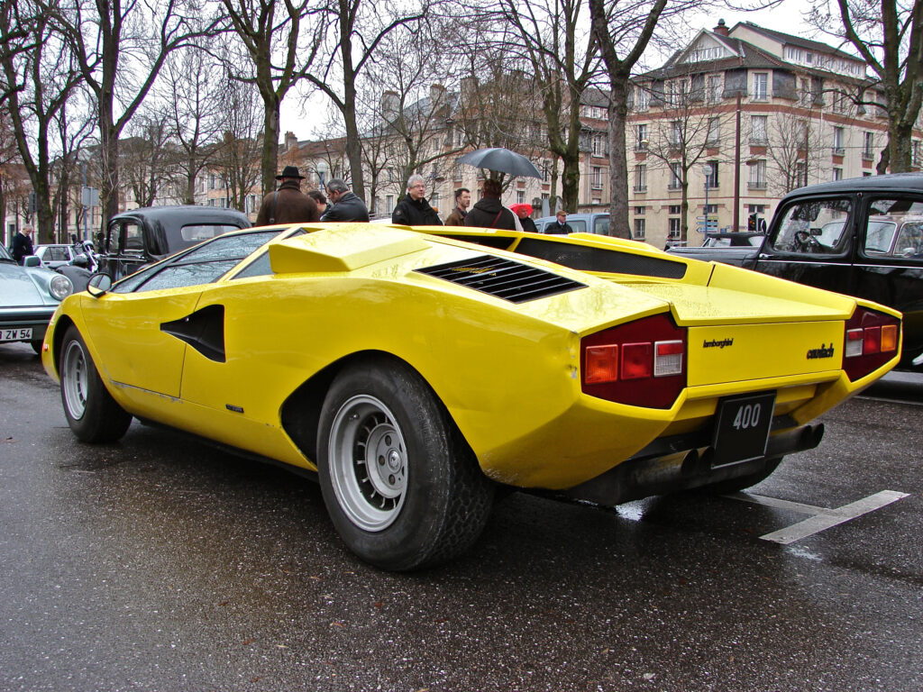 Lamborghini Countach vs Aventador: Un viaggio nel tempo e nella potenza