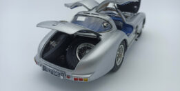 CMC - 1:18 Mercedes-Benz 300 SLR Coupe 1955 Silver (Blue Interior)