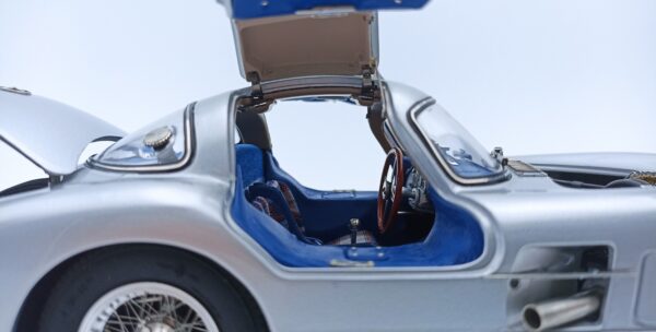 CMC - 1:18 Mercedes-Benz 300 SLR Coupe 1955 Silver (Blue Interior)