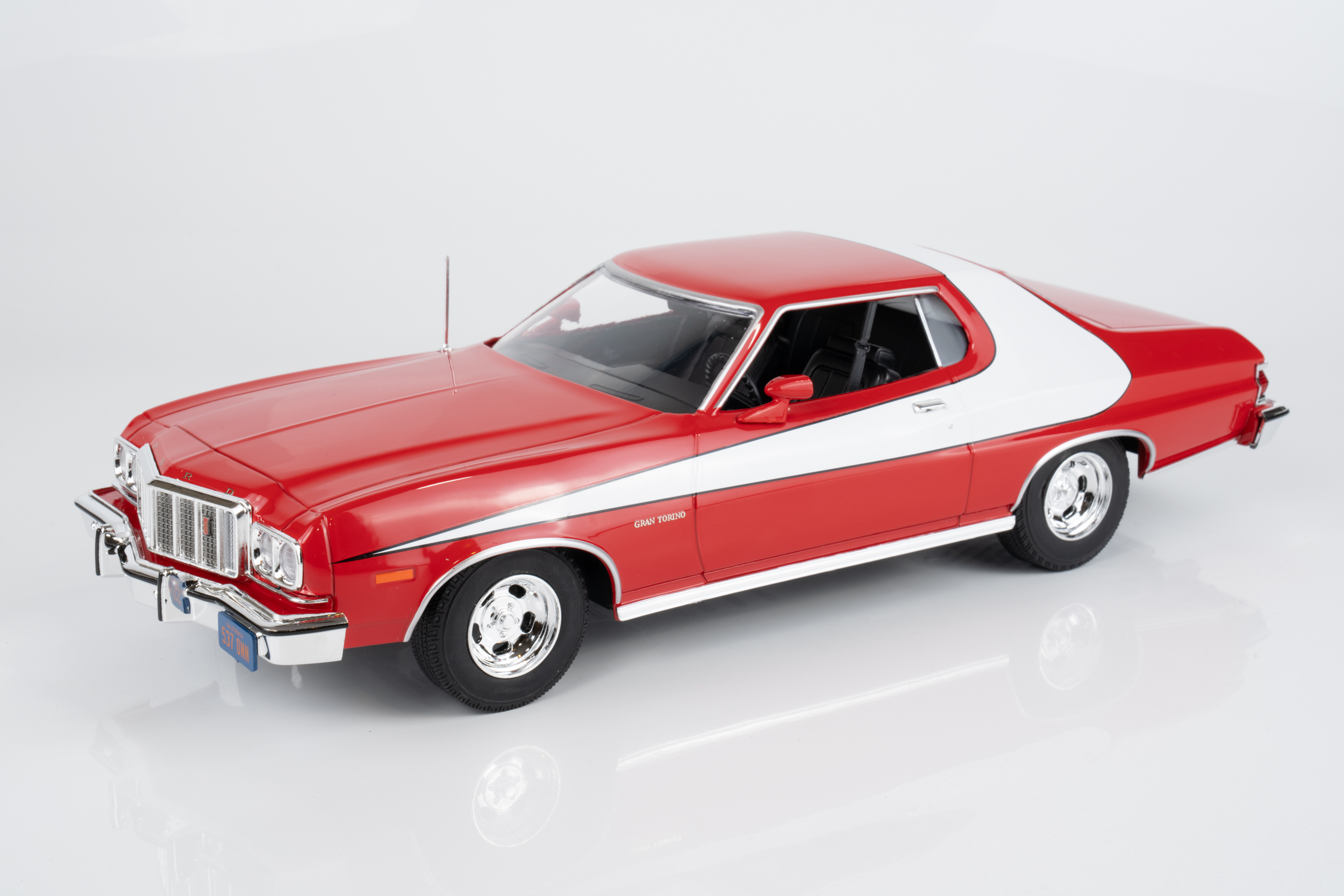 MCG 1:18 Ford Gran Torino Red/White 1975 from "Starsky & Hutch" TV Series (MCG181005) Diecast Model 7 MCG 1:18 Ford Gran Torino Red/White 1975 from "Starsky & Hutch" TV Series (MCG181005) Diecast Model - Image 7