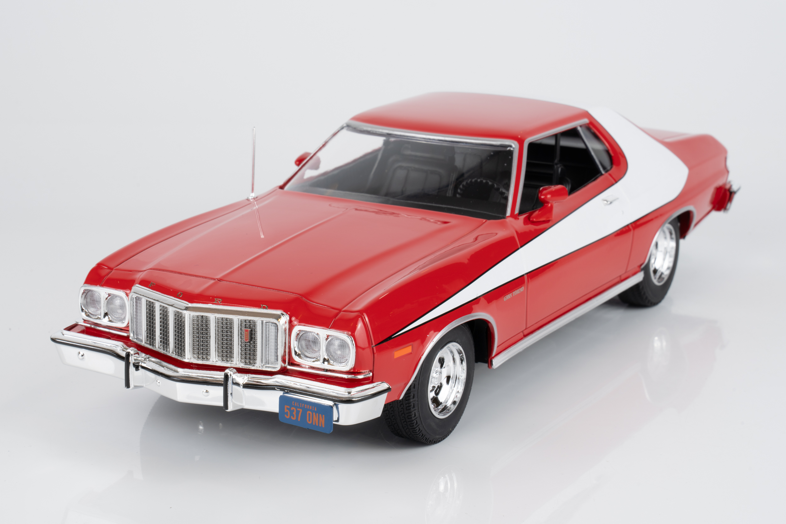MCG 1:18 Ford Gran Torino Red/White 1975 from "Starsky & Hutch" TV Series (MCG181005) Diecast Model 5 MCG 1:18 Ford Gran Torino Red/White 1975 from "Starsky & Hutch" TV Series (MCG181005) Diecast Model - Image 5